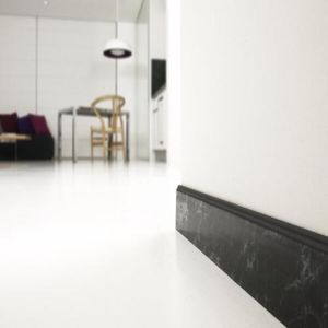 Guardaescoba Ceram Marmol Negro 2.4Mts